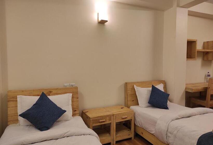 اتاق استاندارد, Awale House