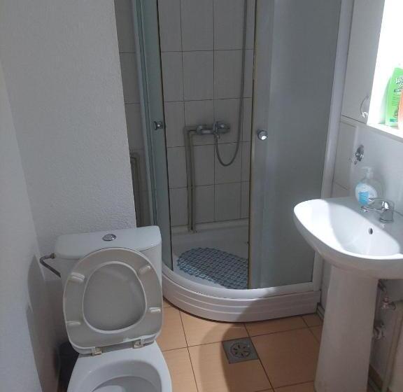 اتاق استاندارد سه نفره, Shale Apartments And Rooms