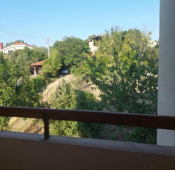 اتاق استاندارد سه نفره, Shale Apartments And Rooms