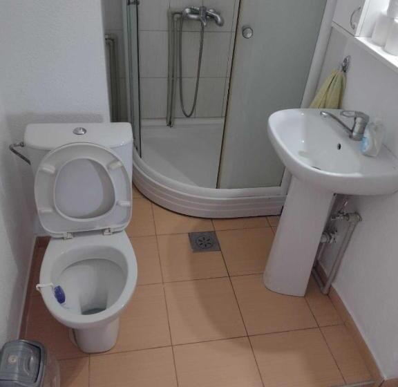 اتاق استاندارد سه نفره, Shale Apartments And Rooms