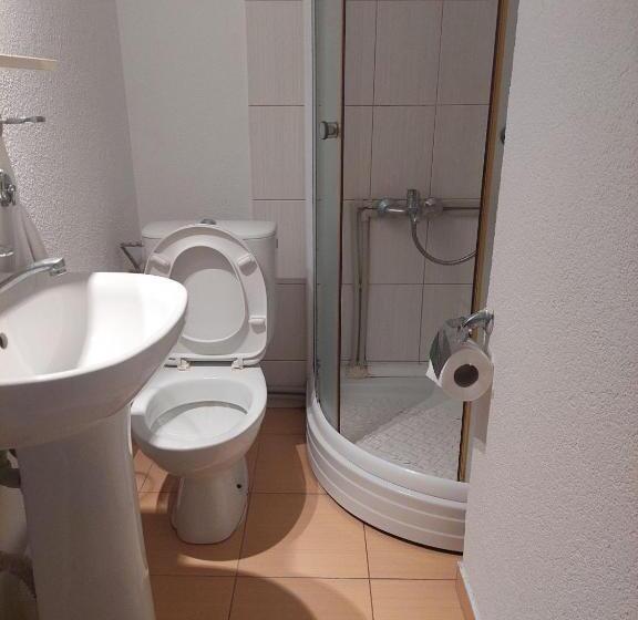 اتاق استاندارد سه نفره, Shale Apartments And Rooms