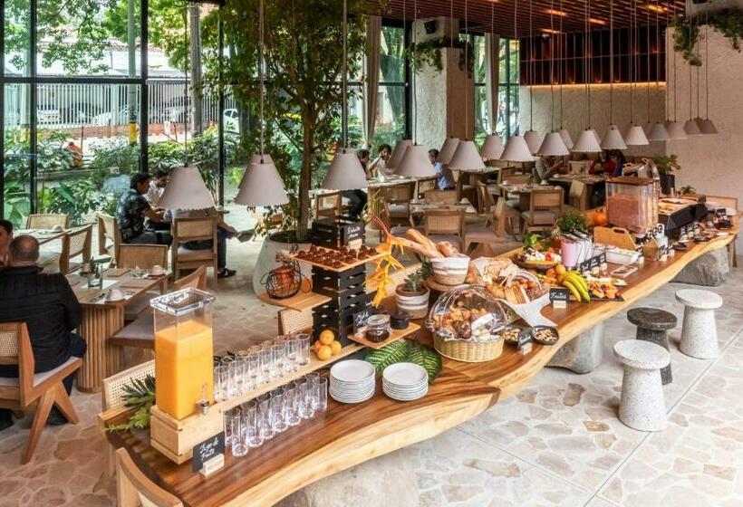 غرفة قياسية سرير كينج, Hashtag 98