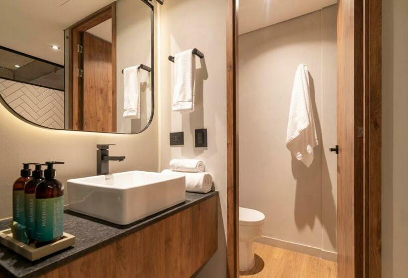 غرفة قياسية سرير كينج, Hashtag 98