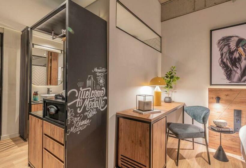 غرفة قياسية سرير كينج, Hashtag 98