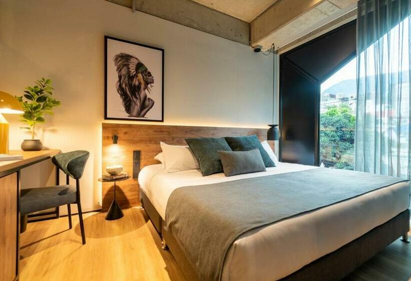 غرفة قياسية سرير كينج, Hashtag 98