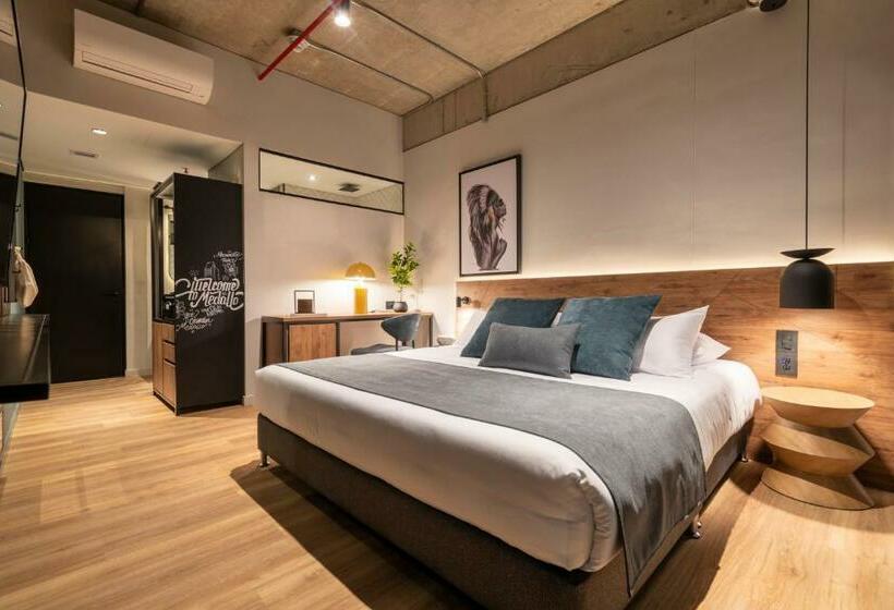 غرفة قياسية سرير كينج, Hashtag 98