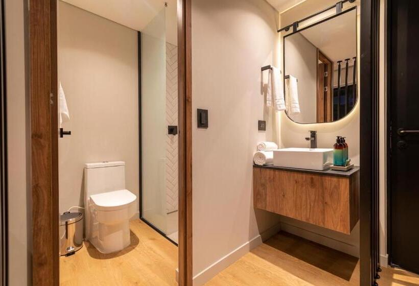 غرفة قياسية سرير كينج, Hashtag 98