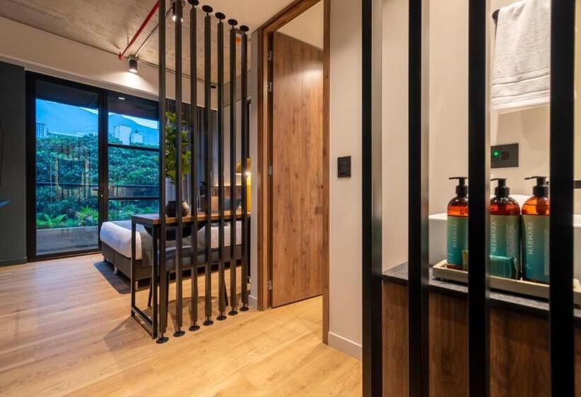 غرفة قياسية سرير كينج, Hashtag 98