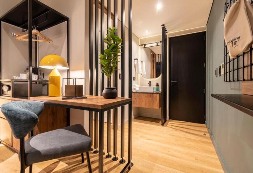 غرفة قياسية سرير كينج, Hashtag 98