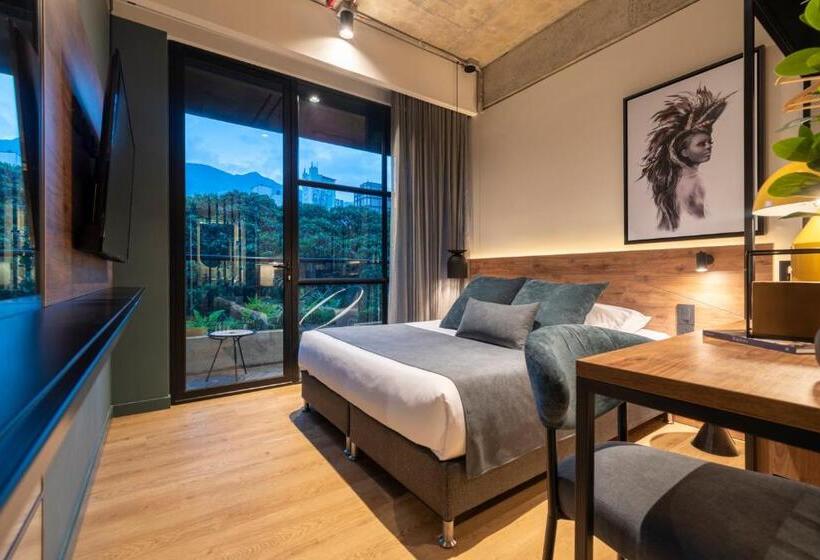 غرفة قياسية سرير كينج, Hashtag 98