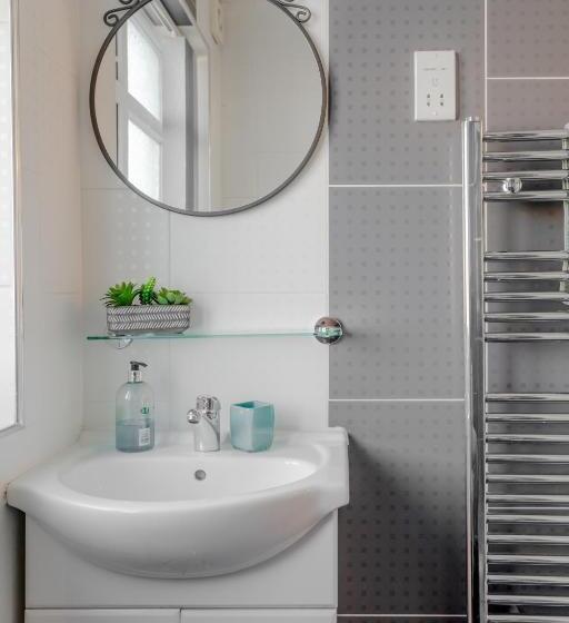 スタンダードトリプルルーム, Room In Guest Room   Apple House Wembley   Family Room With Shared Bathroom