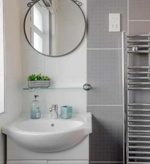 スタンダードトリプルルーム, Room In Guest Room   Apple House Wembley   Family Room With Shared Bathroom