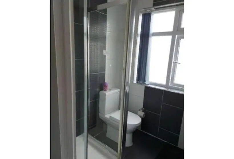 スタンダードトリプルルーム, Room In Guest Room   Apple House Wembley   Family Room With Shared Bathroom