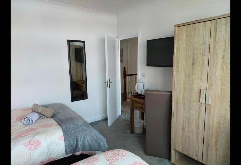 スタンダードトリプルルーム, Room In Guest Room   Apple House Wembley   Family Room With Shared Bathroom