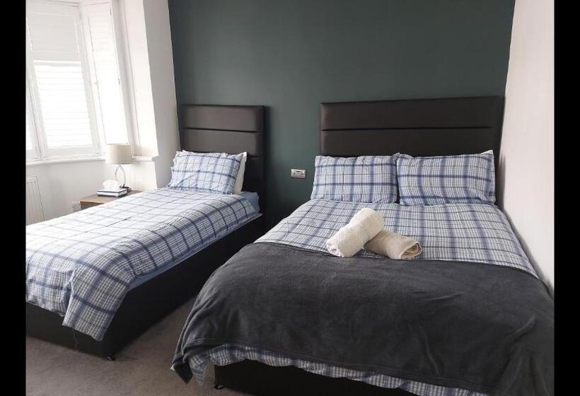 スタンダードトリプルルーム, Room In Guest Room   Apple House Wembley   Family Room With Shared Bathroom