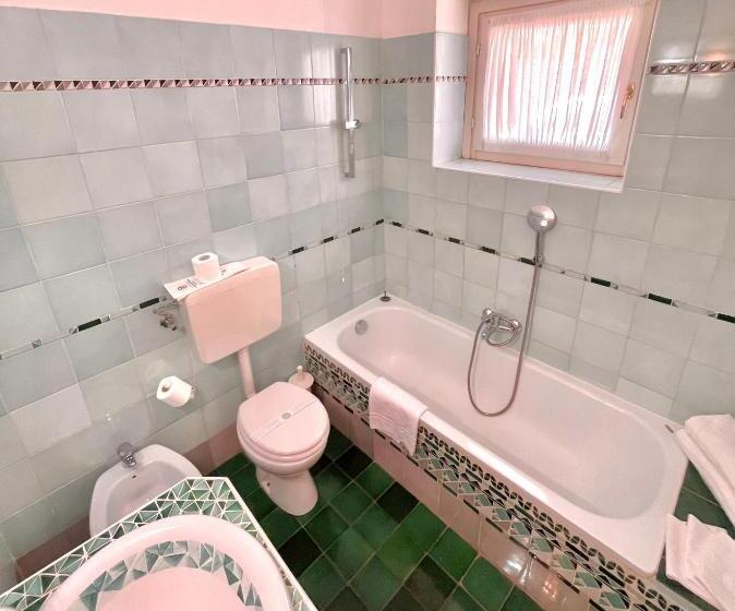 デラックストリプルルーム, Caroline