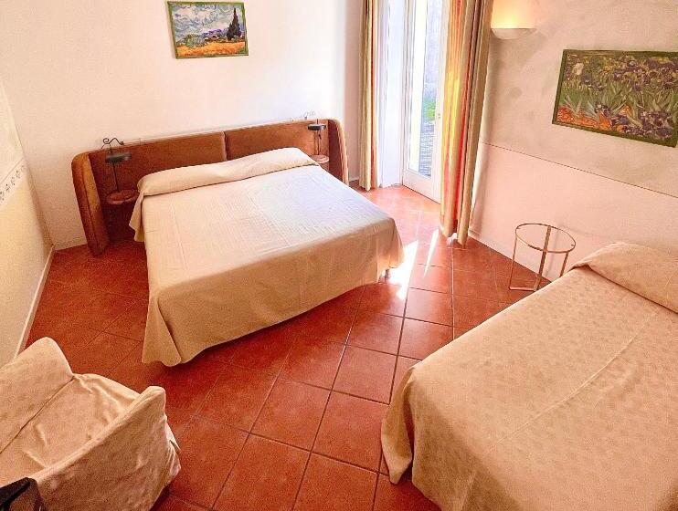 デラックストリプルルーム, Caroline