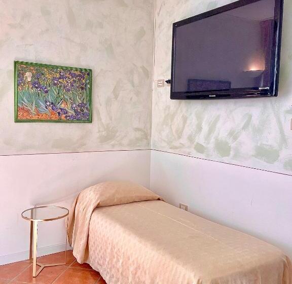 デラックストリプルルーム, Caroline