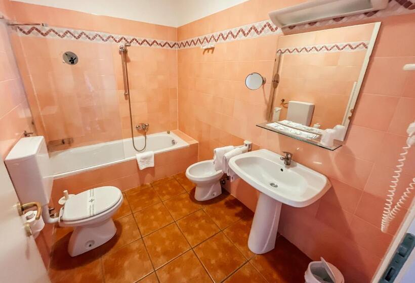 デラックストリプルルーム, Caroline