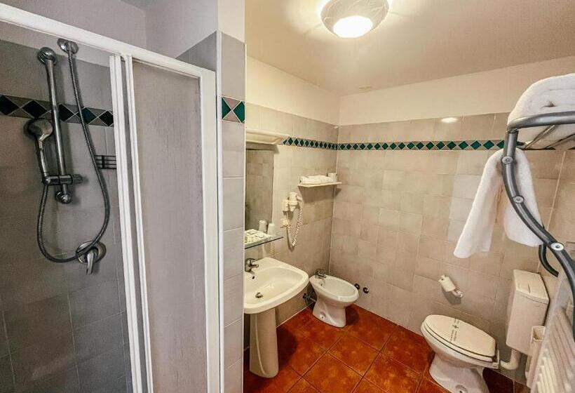 デラックストリプルルーム, Caroline