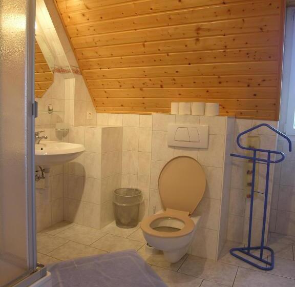 חדר סטנדרט לשלושה, Acacia