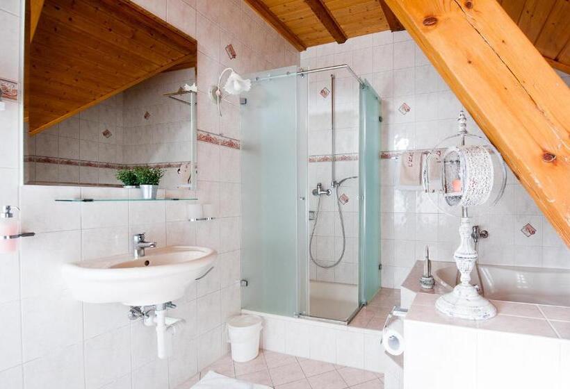 סוויטת ג'וניור, Acacia