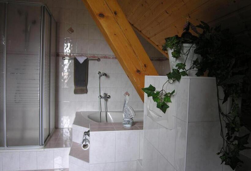 סוויטת ג'וניור, Acacia