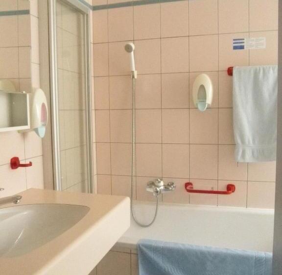 スタンダード４人部屋, Hôtel Du Port   Free Parking   Breakfast Included