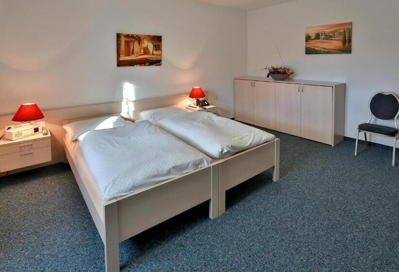 Четырехместный Номер Стандарт, Hôtel Du Port   Free Parking   Breakfast Included