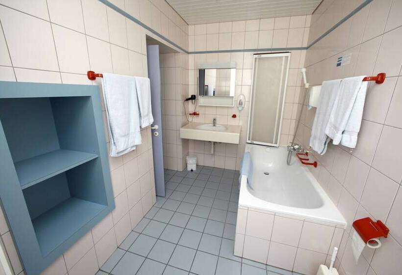 Четырехместный Номер Стандарт, Hôtel Du Port   Free Parking   Breakfast Included