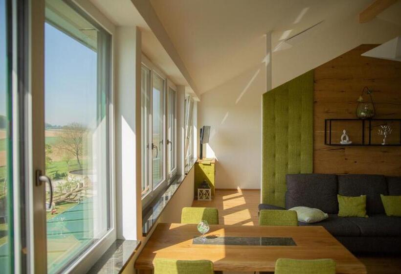 جناح ديلوكس, Kerndlerhof