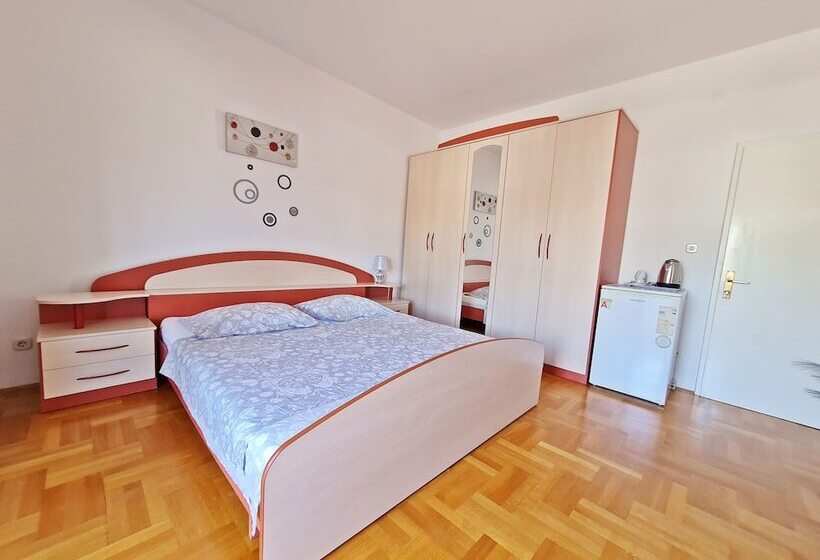 غرفة قياسية مطلّة علي البحر مزوَّدة بشُرفة, Rooms And Apartments Porat