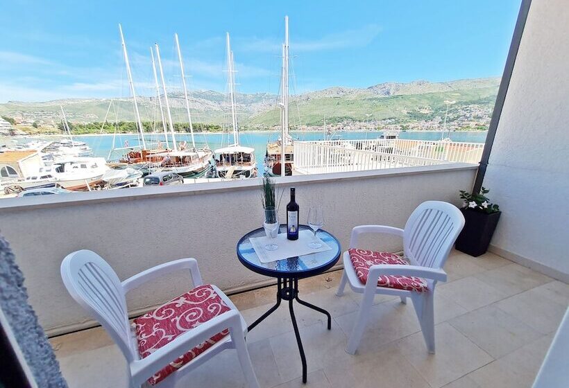 غرفة قياسية مطلّة علي البحر مزوَّدة بشُرفة, Rooms And Apartments Porat