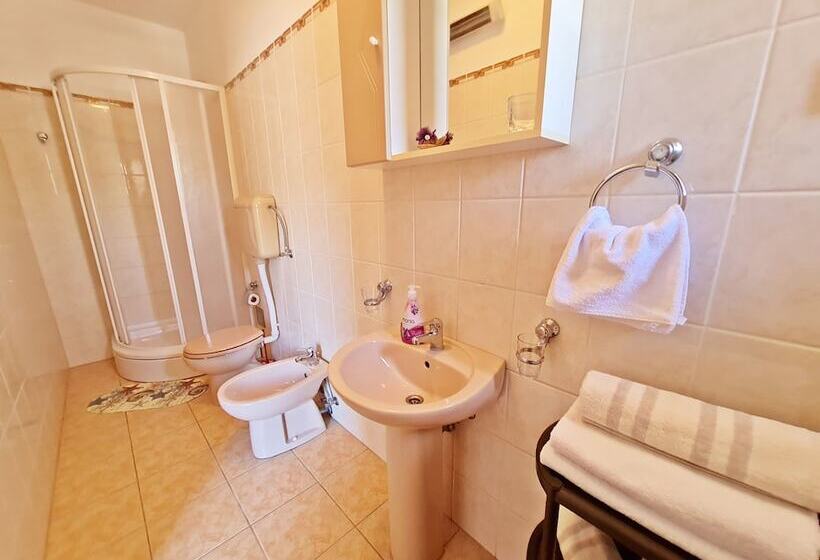 غرفة قياسية مطلّة علي البحر مزوَّدة بشُرفة, Rooms And Apartments Porat