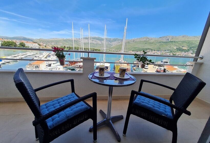 إستوديو قياسى مطل على البحر مزوَّد بشرفة, Rooms And Apartments Porat