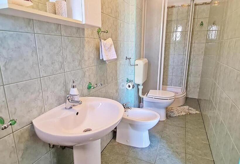 غرفة قياسية مطلّة علي البحر مزوَّدة بشُرفة, Rooms And Apartments Porat