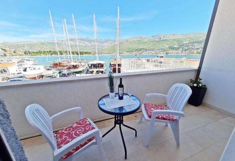 غرفة قياسية مطلّة علي البحر مزوَّدة بشُرفة, Rooms And Apartments Porat