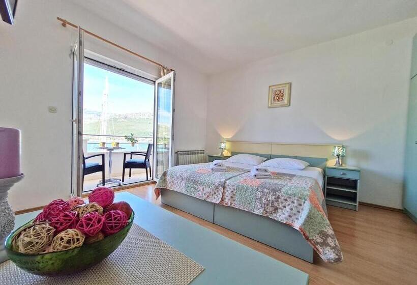 إستوديو قياسى مطل على البحر مزوَّد بشرفة, Rooms And Apartments Porat