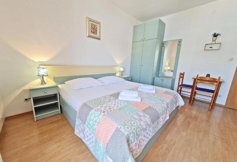 إستوديو قياسى مطل على البحر مزوَّد بشرفة, Rooms And Apartments Porat