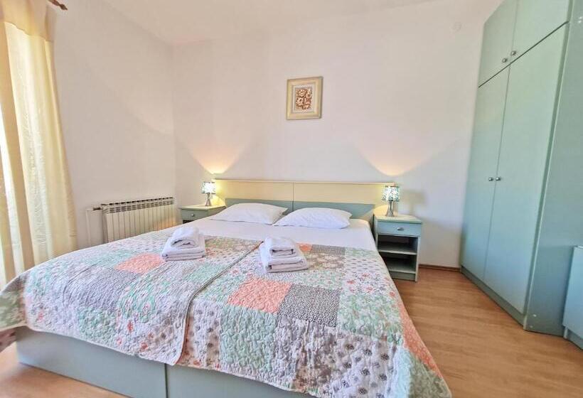 إستوديو قياسى مطل على البحر مزوَّد بشرفة, Rooms And Apartments Porat