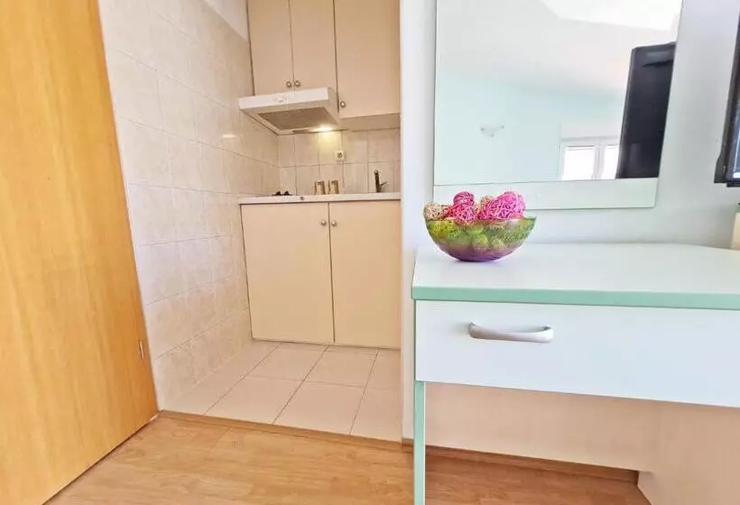Comfort studio with sea view, Rooms And Apartments Porat