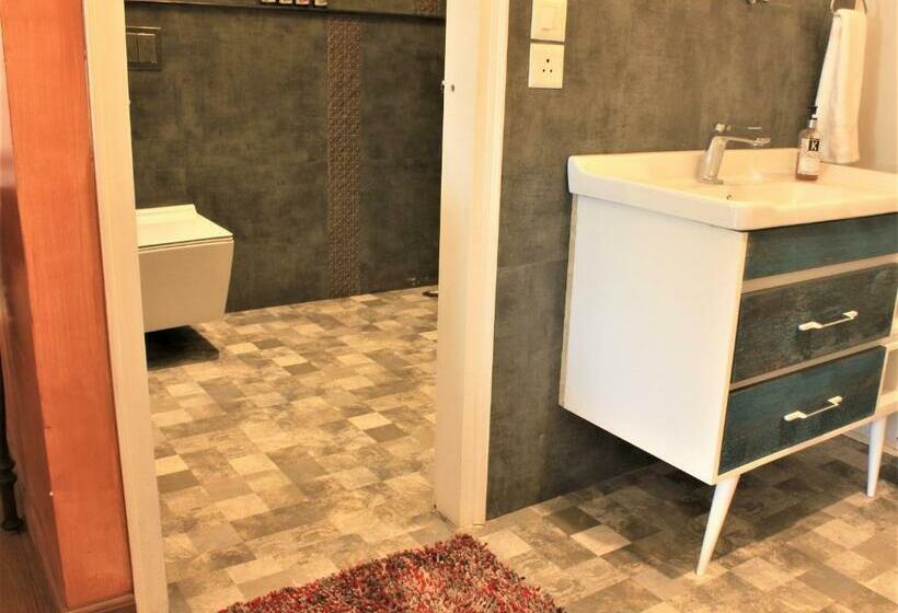 デラックストリプルルーム, The Bugyal