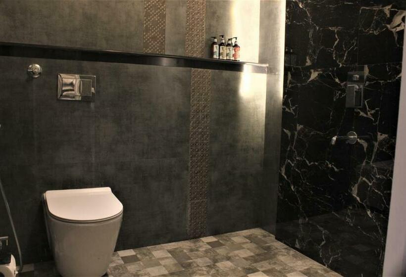 高级三人间, The Bugyal