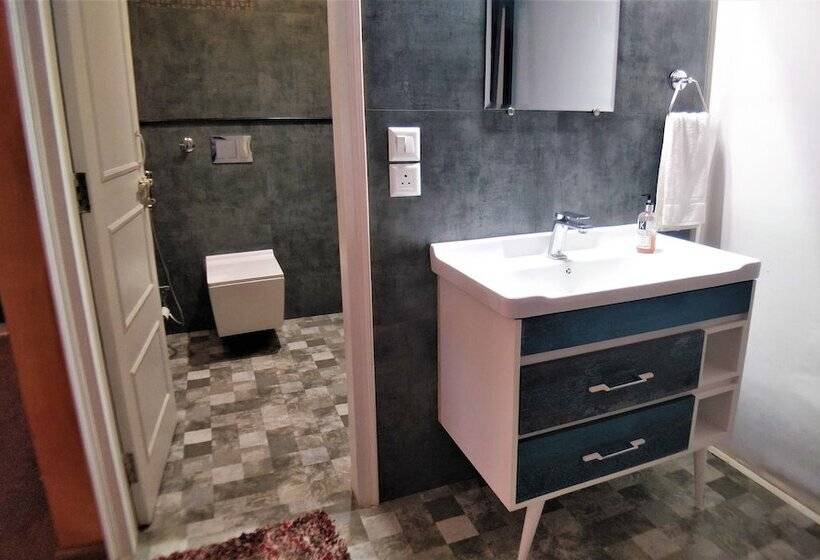 デラックストリプルルーム, The Bugyal