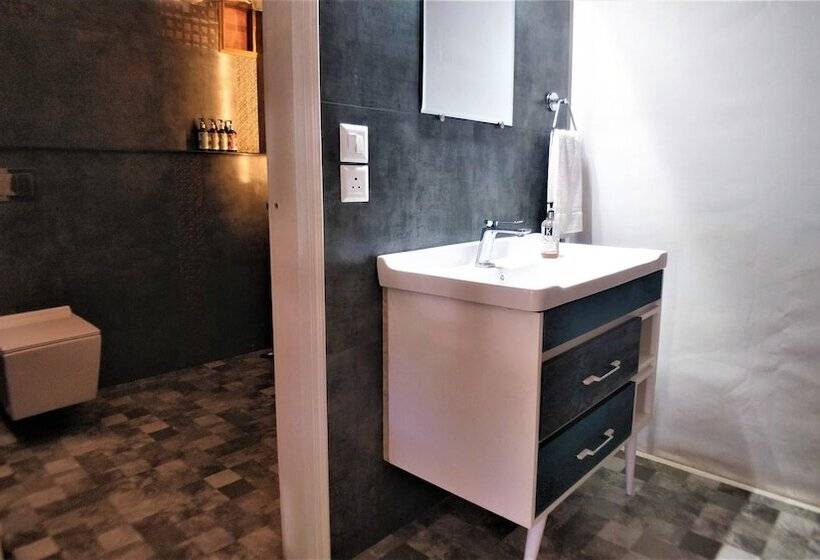 豪华三人间, The Bugyal