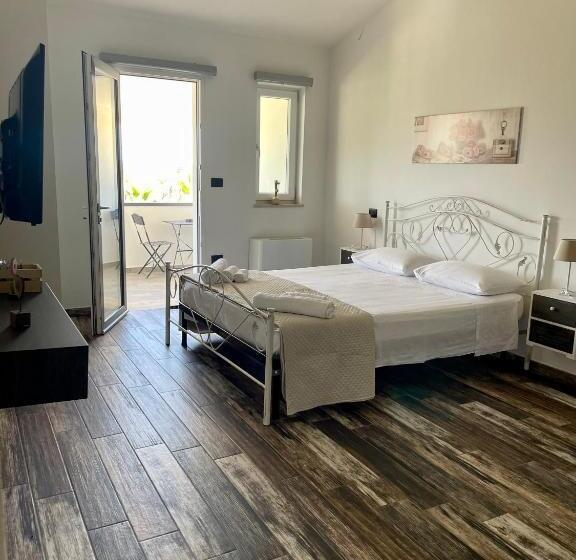 اتاق استاندارد چهارنفره با چشم‌انداز باغ, Elios Rooms