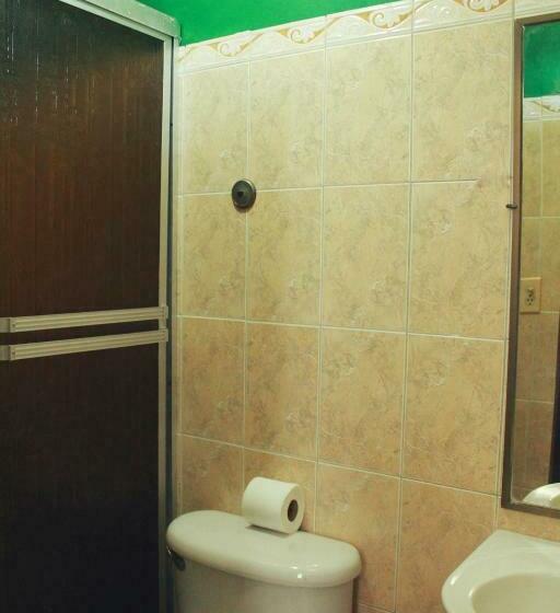 غرفة ديلوكس ثلاثية, Twin Fin Plaza