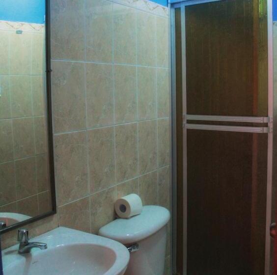 غرفة إقتصادية, Twin Fin Plaza