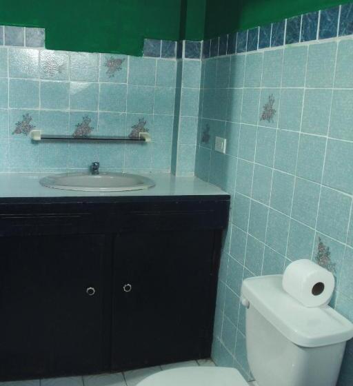 سرير فى غرفة مشتركه, Twin Fin Plaza