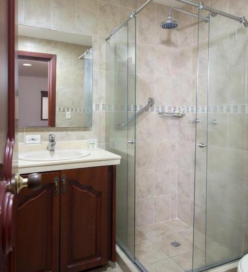 标准间, Luxor Pereira